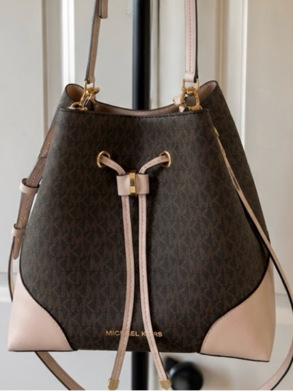 Michael Kors Mercer Gallery Medium Bucket Bag Blush/Brown/Gold - Picture 2 of 7